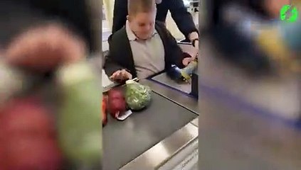 Ce jeune trisomique réalise son rêve : faire caissier dans un supermarché