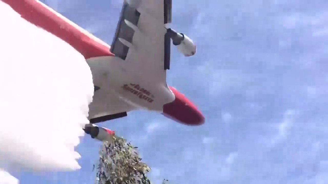 Il reste sous un avion qui lâche 72,6 tonnes d'eau... expérience risquée