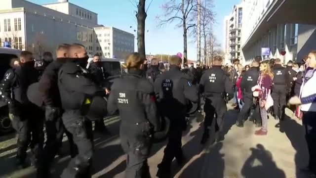 Multitudinaria protesta negacionista en Leipzig contra las restricciones del Gobierno alemán