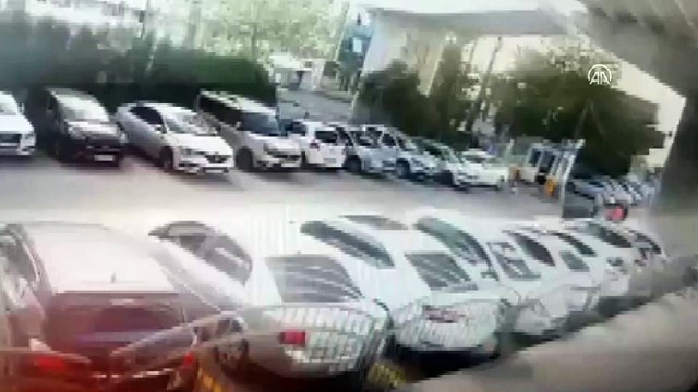 Depremde beton blokların düşme anı kameralara yansıdı - İZMİR