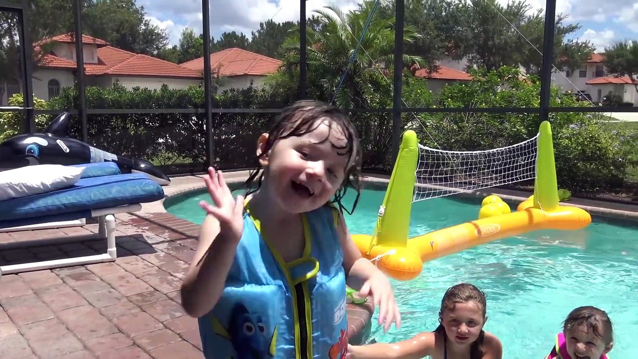 Sophia Isabella e Alice Brincando na Piscina Episódio  (49)