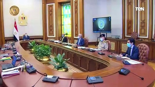 الرئيس عبد الفتاح السيسي يجتمع برئيس مجلس الوزراء وعدد من المسئولين