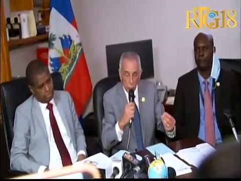 Responsab sèvis imigrasyon yo prezante yon nouvo paspò elektronik