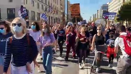 حشود تخرج للاحتفال بفوز بايدن في عدة مدن أميركية