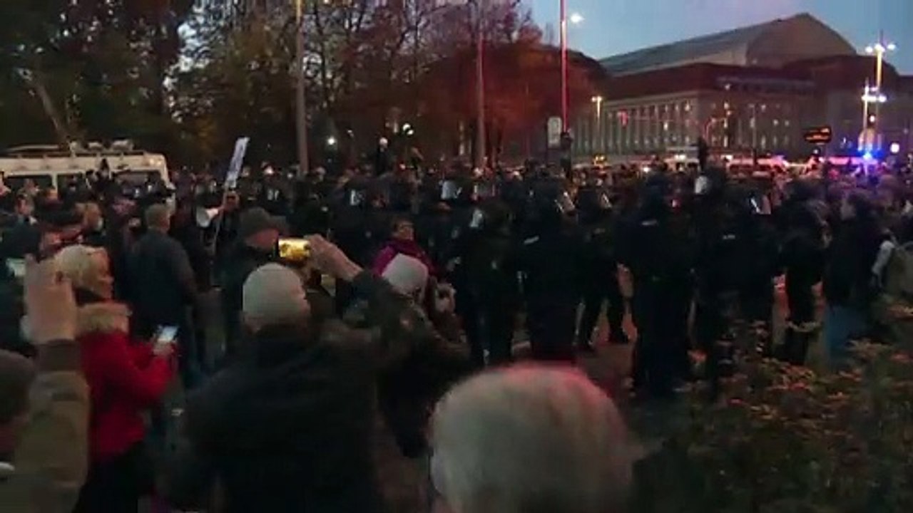 32 Journalisten angegriffen: Krawalle in Leipzig nach Corona-Protesten