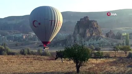 Kapadokya'da gün doğumunu gökyüzünde karşılıyorlar