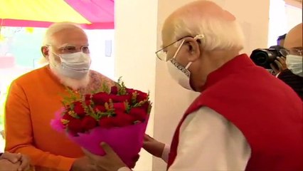 Télécharger la video: PM Modi meets Advani on his birthday, seeks blessings