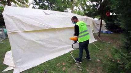 Bayraklı Belediyesi çadırları dezenfekte ediyor