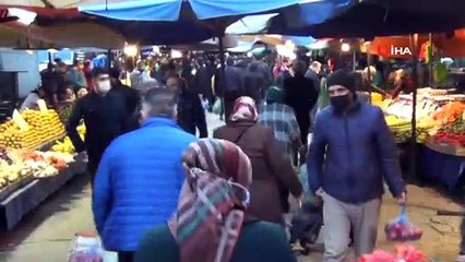 Semt pazarında sosyal mesafe böyle ihlal ediliyor