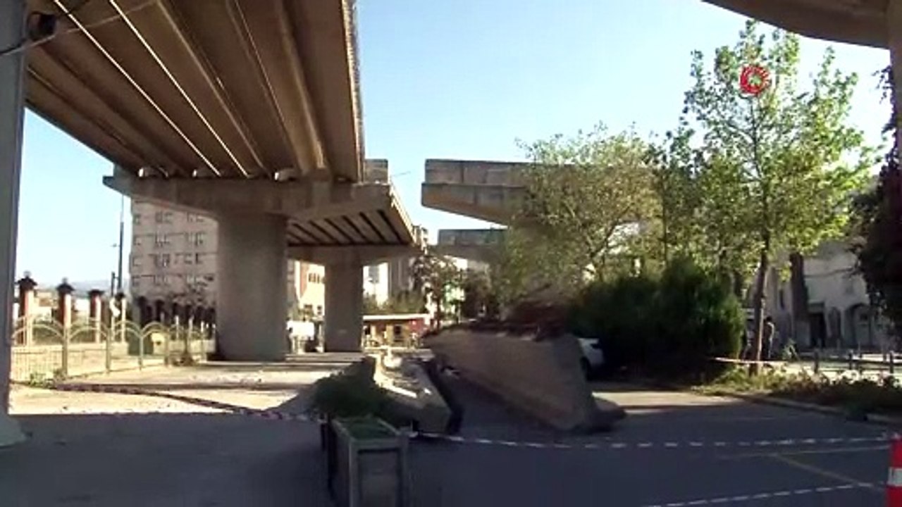 Dev beton bloklar deprem anında araçların üzerine böyle düştü