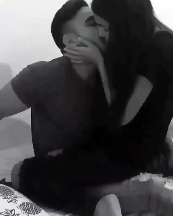 couple kiss