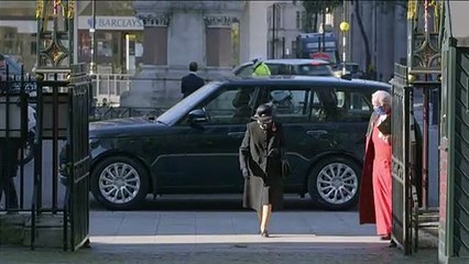 Queen Lays Bouquet for Unknown Warrior at Westminster Abbey