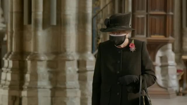 La reina Isabel II visita la tumba del Soldado Desconocido en Westminster