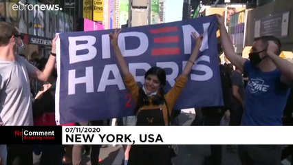 جشن پیروزی بایدن در میدان تایمز؛ نیویورکی‌ها «هله لویا» خواندند