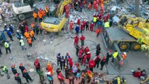 İzmir'deki deprem sonrası ekiplerin yoğun çalışması kameralara yansıdı - Drone