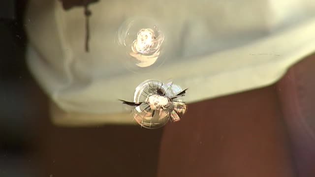 Atacan con piedras y pintadas la tienda de ropa de la familia de Abascal en Amurrio