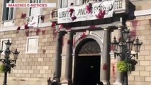 Trabajadores de la restauración lanzan tomates contra la Generalitat
