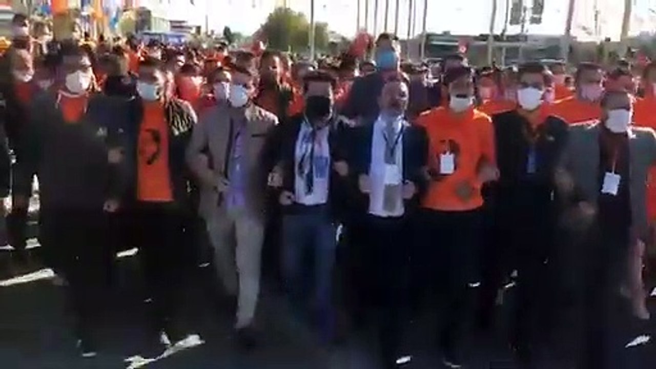 Cumhurbaşkanı Erdoğan'ın da katılımıyla gerçekleşen AKP kongresinde sosyal mesafe unutuldu
