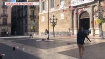 Un grupo de hosteleros arroja pintura contra la fachada de la Generalitat