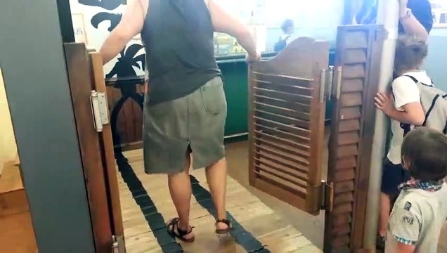 Ce gamin se rappellera longtemps de la porte western