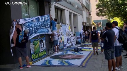 Maradona se recupera bien pero debe permanecer ingresado en el hospital