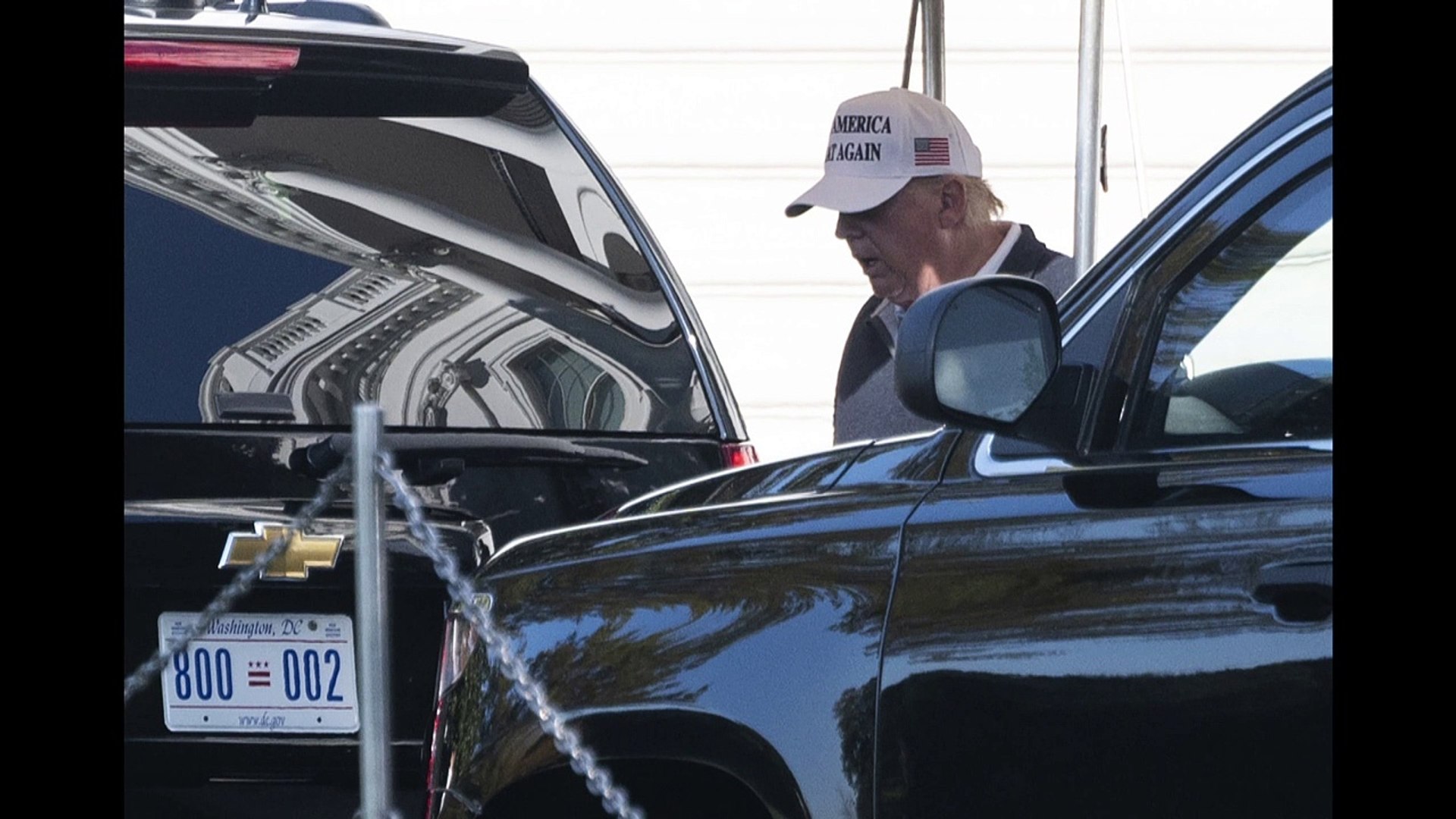 Trump joga golfe; Biden vai à igreja