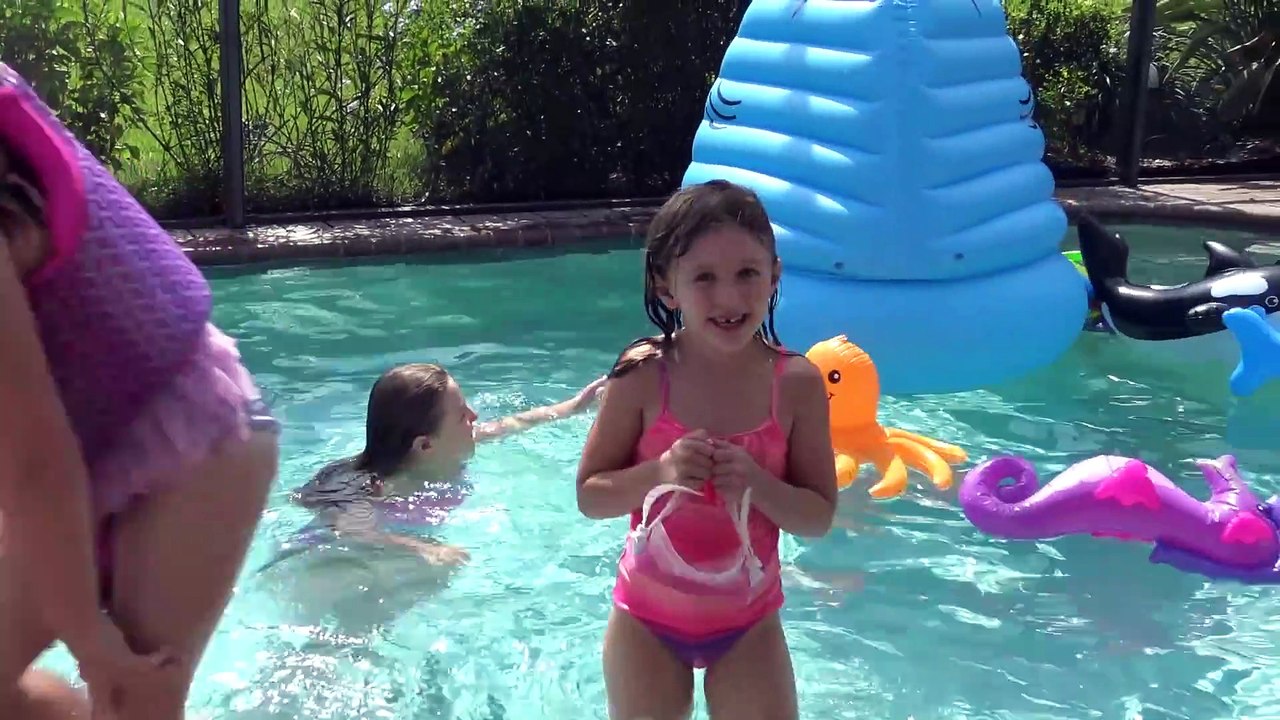 Sophia Isabella e Alice Brincando na Piscina Episódio  (32)