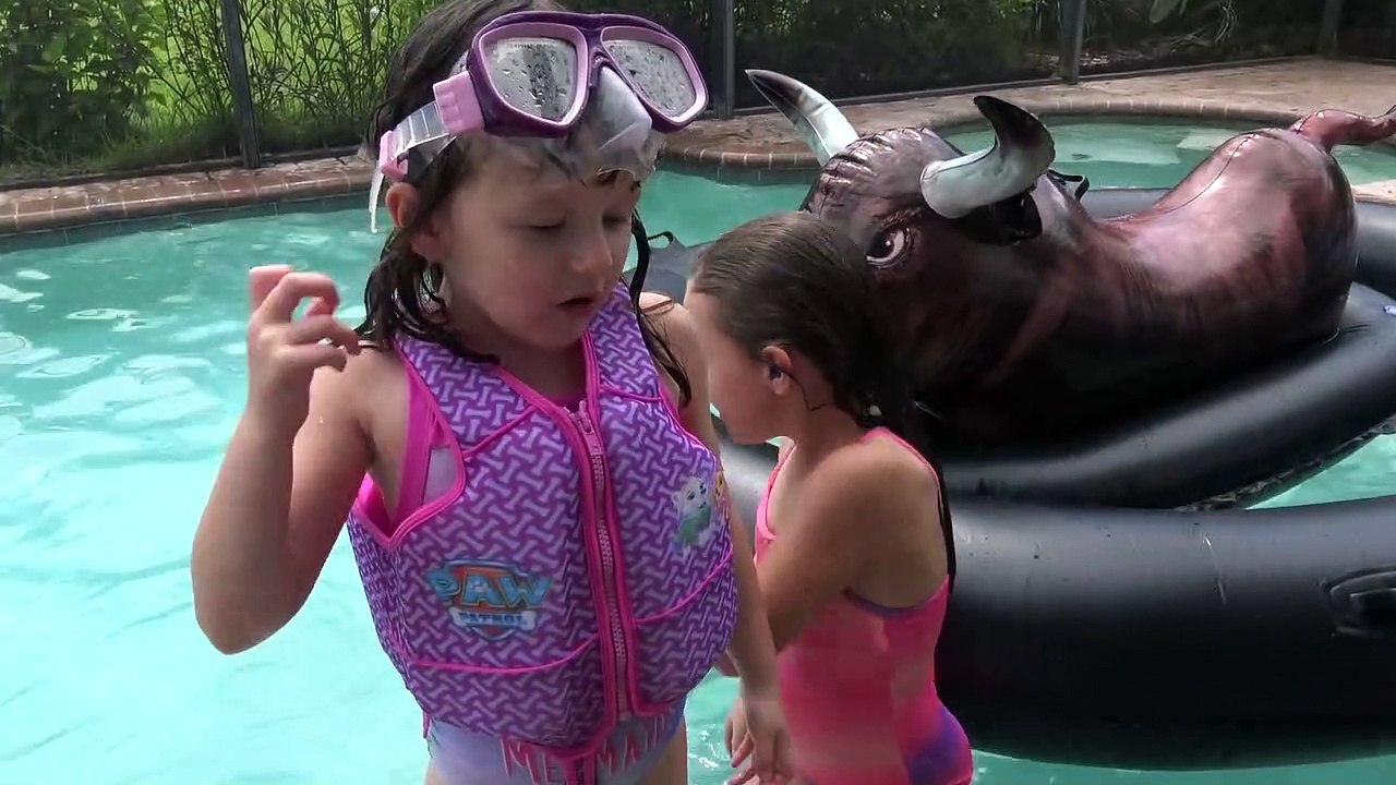 Sophia Isabella e Alice Brincando na Piscina Episódio  (42)