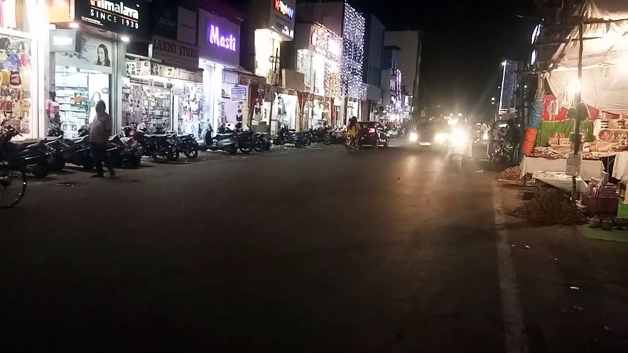 हरकत में आई यातायात पुलिस, बेतरतीब खड़े वाहनों के चालान