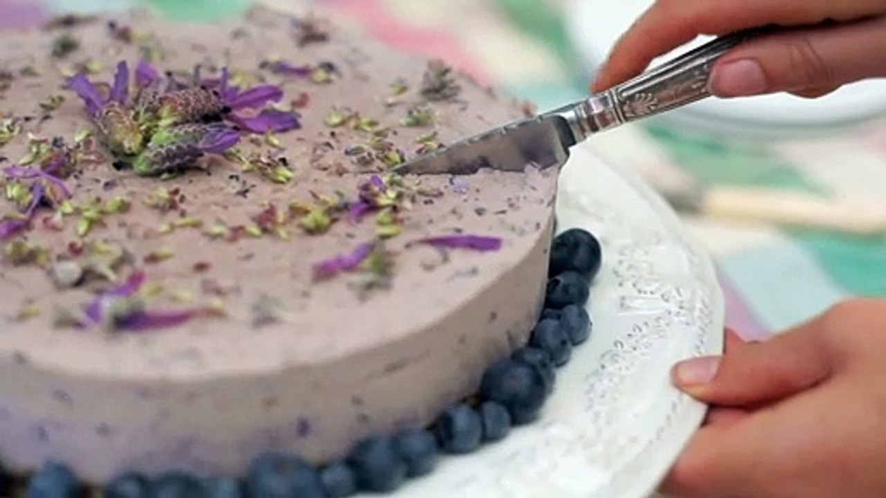 Raw_Vegan_Blueberry_Cake_Cut_Birthday_Cooking