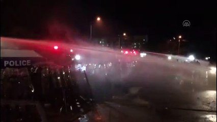 Gürcistan’da erken seçim talep eden göstericiler Merkez Seçim Komisyonu binası önünde toplandı