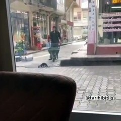 Kedi su içerken rahatsız olmasın diye bekleyen koca yürekli adam
