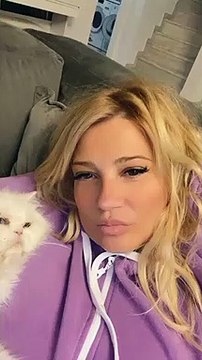 Φαίη Σκορδά: Θα ξετρελαθείς με το βίντεο μέσα από το σπίτι της με τον μικρό της γιο!