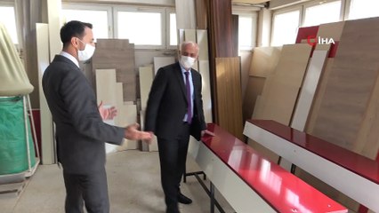 Bu üniversite mobilyalarını kendisi üretiyor