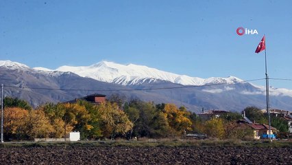 下载视频: Erzincan’ın yüksek kesimleri beyaz örtüyle kaplandı