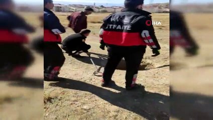Van’da 2 metrelik kuyuya düşen köpek kurtarıldı