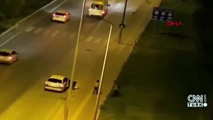 Antalya'da bir kadın, tartıştığı erkeği tokatlayıp, tartakladı | Video