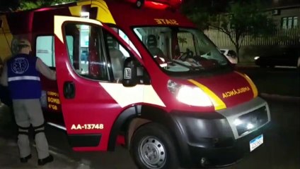 Mulher cai de moto na Avenida Rocha Pombo, no Bairro Pacaembu
