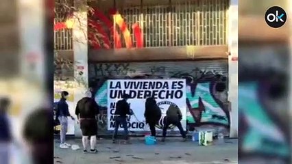 Frente Obrero ataca la sede del partido de Ada Colau acusándola de "vendeobreros"