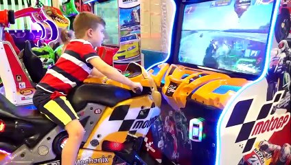 Diana y Roma Juegan y se Comportan en el Parque de Juegos