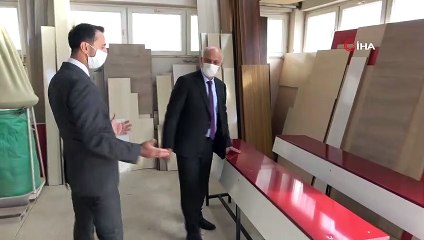 Bu Üniversite Mobilyalarını Kendisi Üretiyor