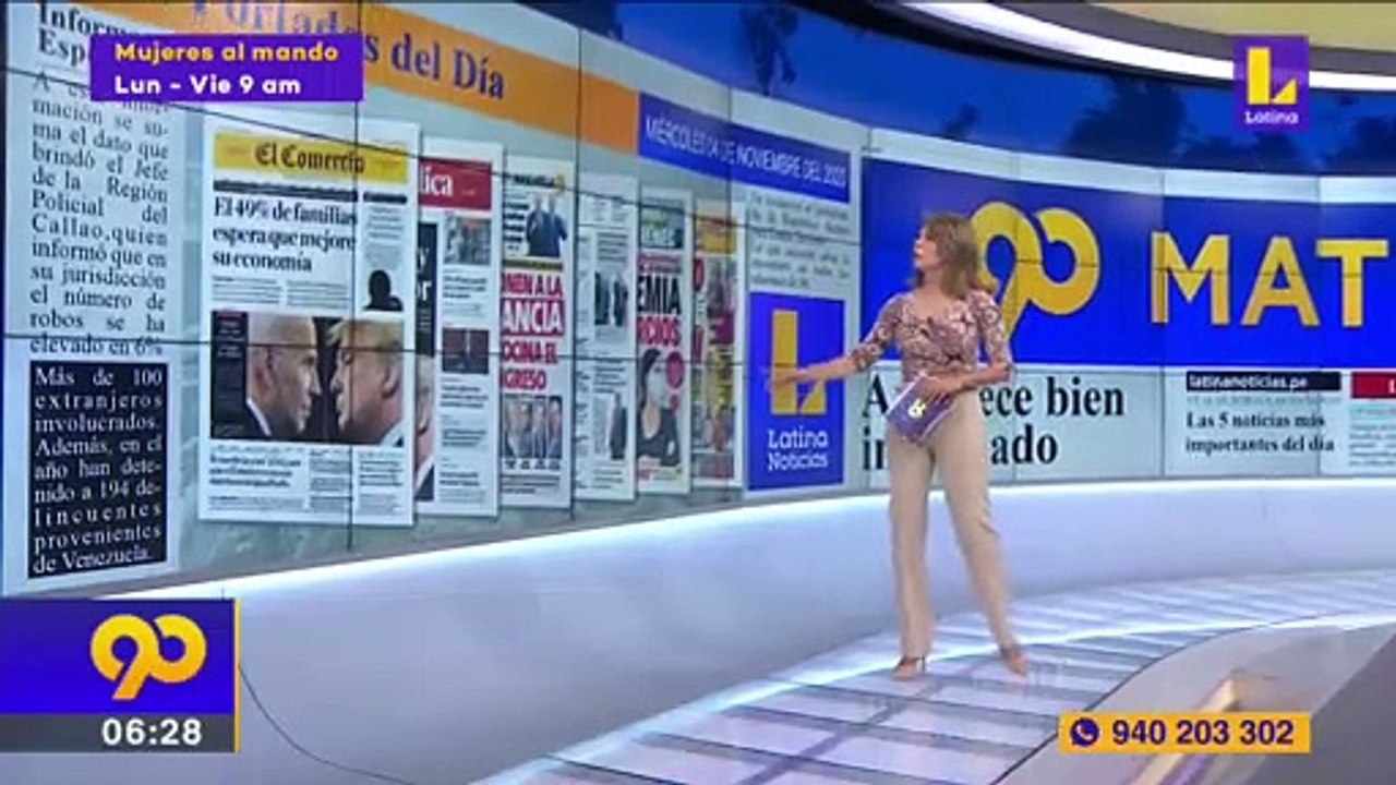 Maria Teresa Braschi leyendo las portadas de los principales diarios de circulación en el país