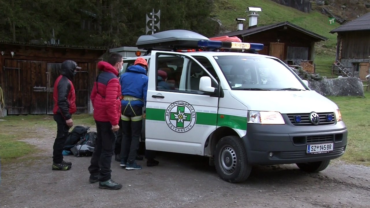 Im Notbiwak über Nacht in steiler Wand