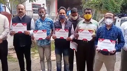 कोरोना कॉल में सेवा करने वाले कार्यकर्ताओं का आज कलेक्ट्रेट परिसर में प्रशस्ति पत्र देकर सम्मान