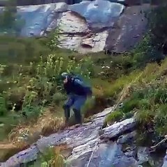 Oui, il est suivi de ses deux drones