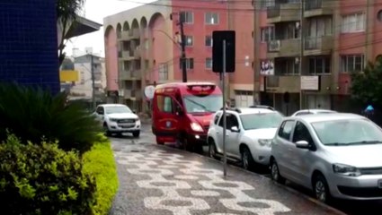 Jovem cai de moto no Centro e é socorrido pelo Siate