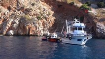 Alanya’da Alabora Olan Tekne Karaya Çıkarıldı