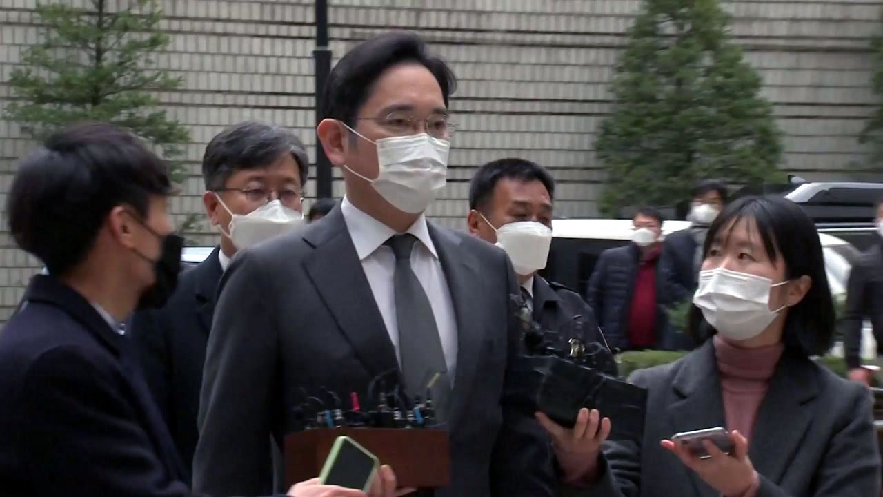 이재용, 10개월 만에 국정농단 재판 출석...취재진 질문에 묵묵부답 / YTN