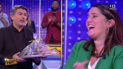 Yann le loveur amène un petit cadeau à Axelle