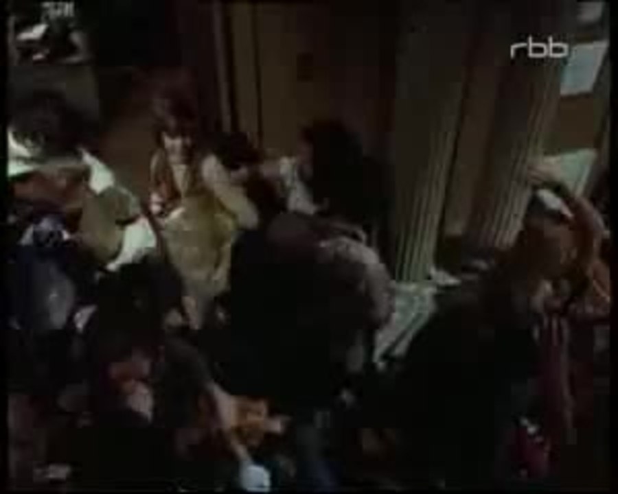 Helpless - Blutige Erdbeeren